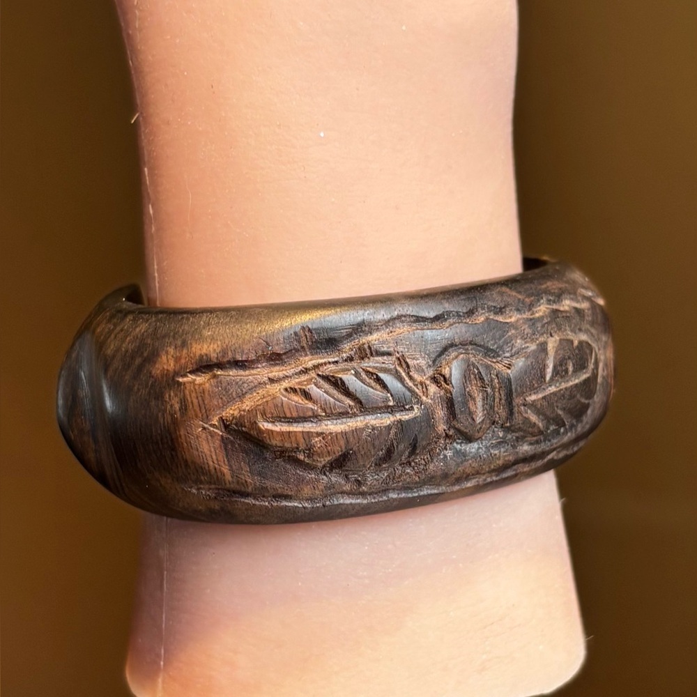 Vintage Hand-Carved Dark Wood Leaf Cuff Bangle - Picture 3 of 11